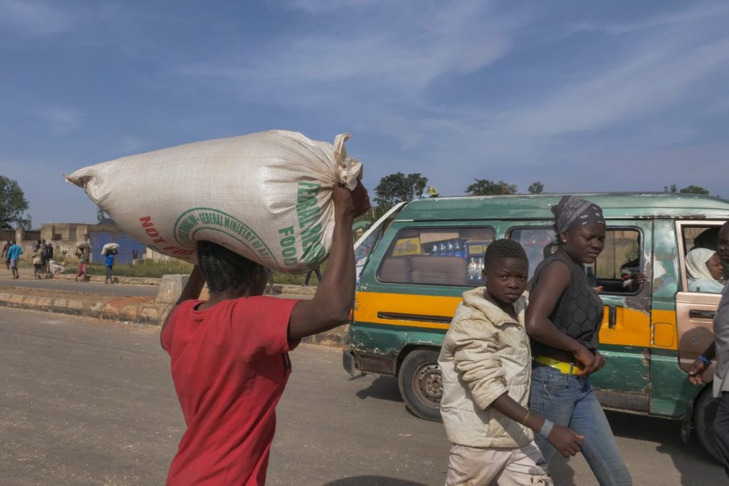 habitants affames pillent entrepot gouvernemental Jos Nigeria 24 octobre 2020 1 1400 933