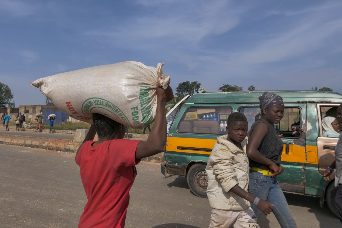 « Nous avions faim, ils cachaient la nourriture ! » : au Nigeria, des pillages dans plusieurs villes