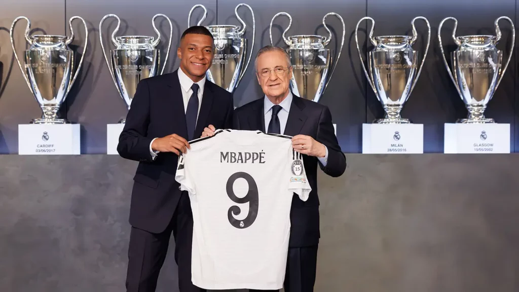 Kylian Mbappe et Florentino Perez avec le maillot du Real Madrid