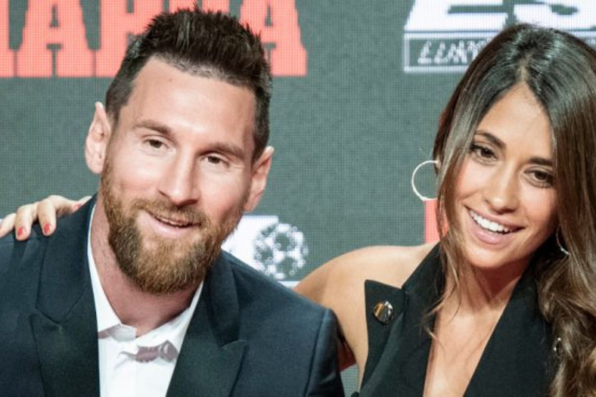 Lionel Messi surveillé par sa femme; une image du couple enflamme la toile