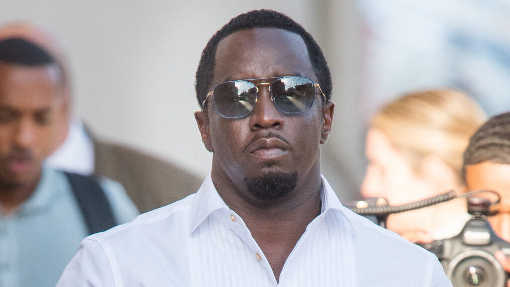 P. Diddy Les autorites ont trouve plus de 1000 bouteilles d un etrange produit lors des perquisitions aux domiciles du rappeur