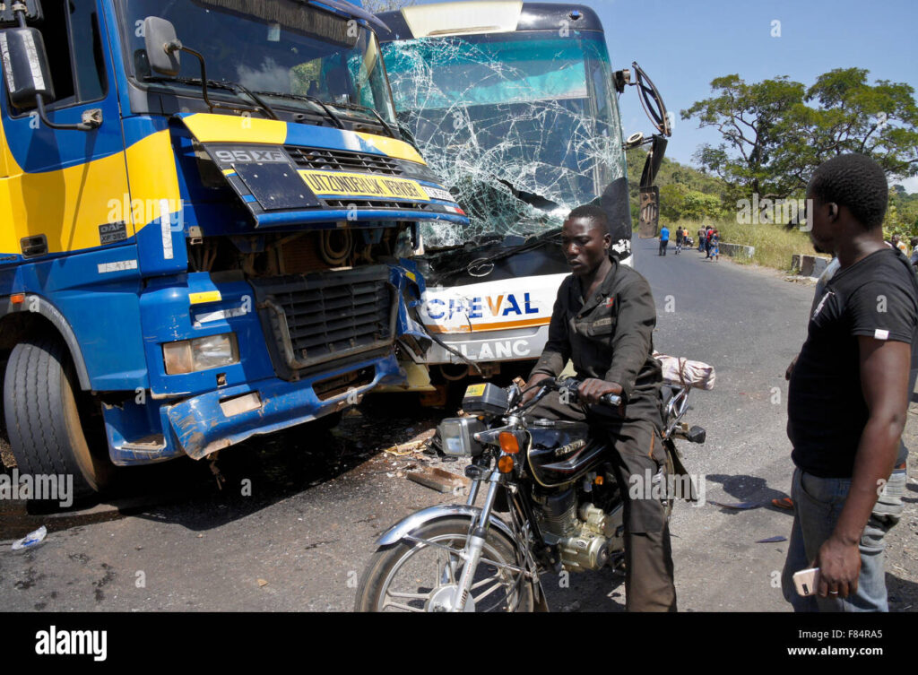 collision sur la route de montagne entre djougou benin et d atakpame togo l afrique de l ouest f84ra5