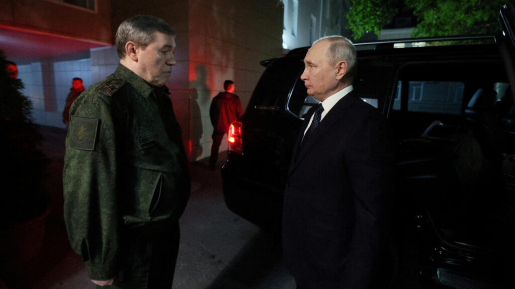  Vladimir Poutine rencontre le chef d'état-major général des forces armées russes Valéri Guerassimov, au quartier général des troupes impliquées en Ukraine, à Rostov-sur-le-Don, Russie, le 19 octobre 2023. © Gavriil Grigorov, Sputnik via Reuters
Par :
FRANCE 24
