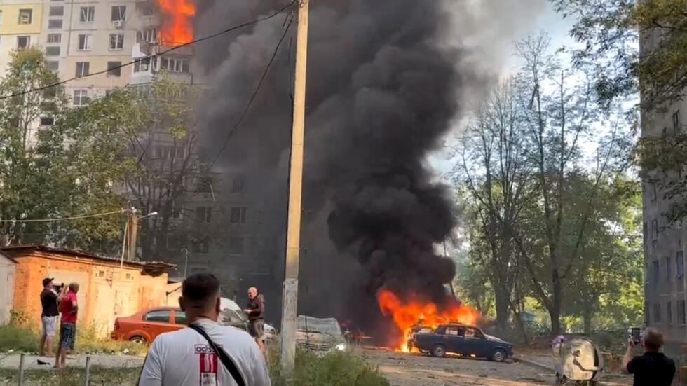 Frappe russe à Kharkiv : Des civils blessés et Zelensky réclame des armes à longue portée (7)